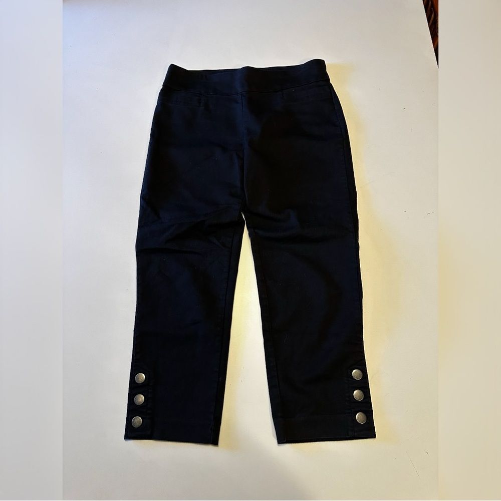 Croft & Barrow Black Retro Pull On Mid Rise Capri with Button Accents